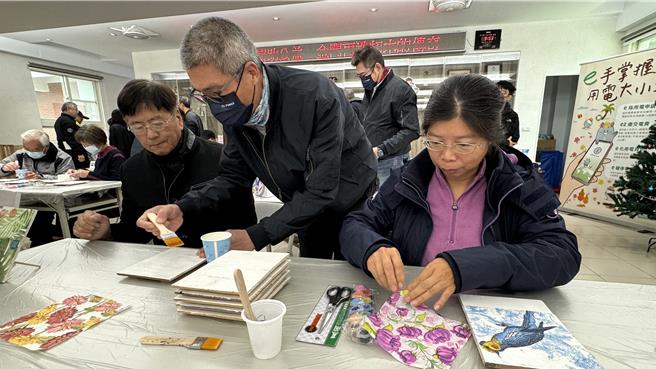 台電「朽木的傳奇成果發表會」現場也有DIY活動，並邀請其他鄉鎮社區協會觀摩體驗，讓金門成為低碳永續的幸福島。（于家麒攝）