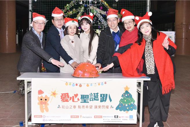 张如君（中）发起「松山之春」公益活动，举行耶诞点灯。（松山社区大学提供 ）
