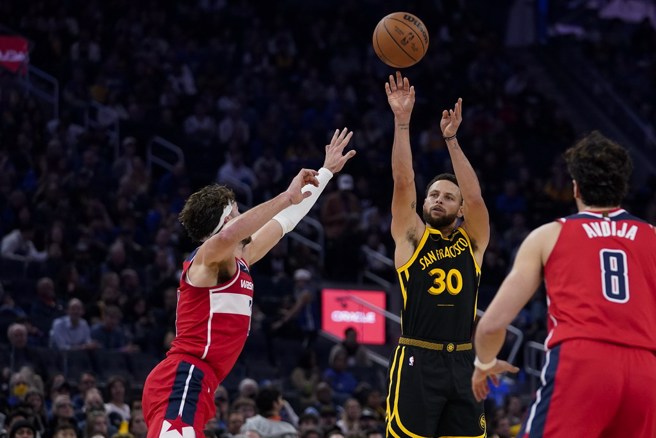 柯瑞23日攻下全场最高30分。(美联社)