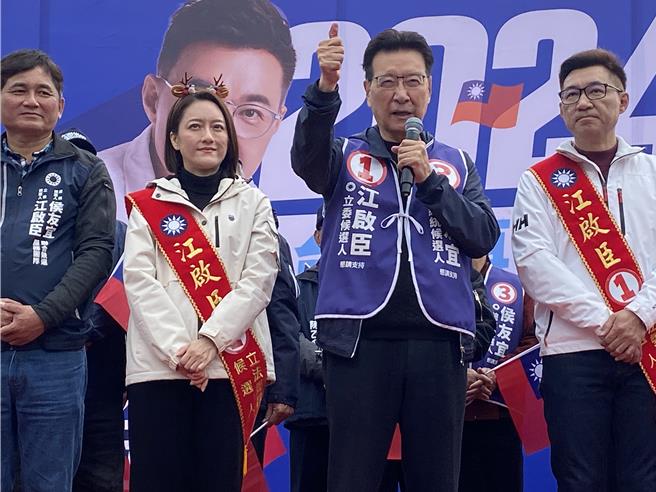 赵少康（右二）直指，赖清德的台独观念，让人看了很害怕，让2两岸关系不能改变，反而更紧张，是台湾和平的「恐怖份子」。（张妍溱摄）