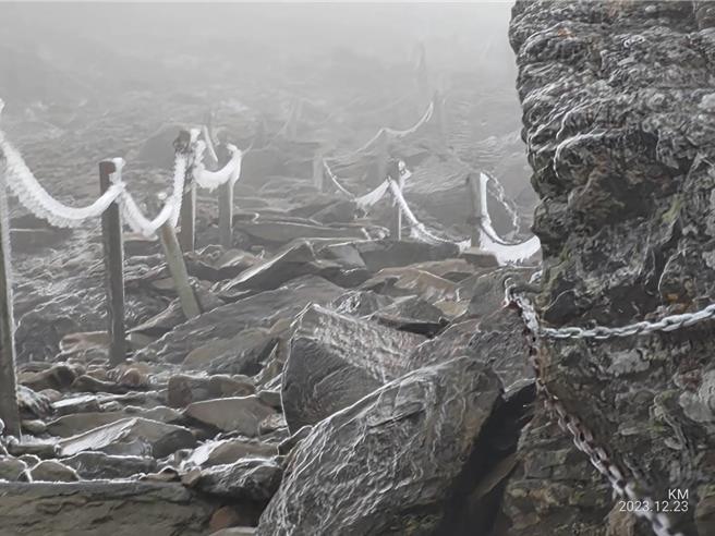 玉山群峰23日上午7时许飘下入冬以来第一波瑞雪，换上雪白冬装。（玉山国家公园提供／杨静茹南投传真）