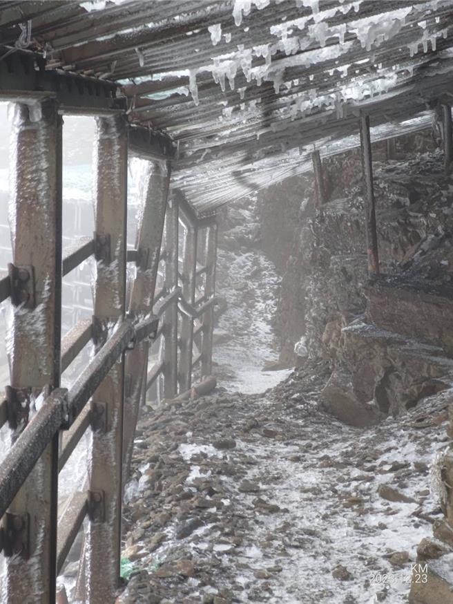 玉山国家公园管理处提醒，路面结冰且风口以上风速强劲，不建议使用简易式冰爪。（玉山国家公园提供／杨静茹南投传真）