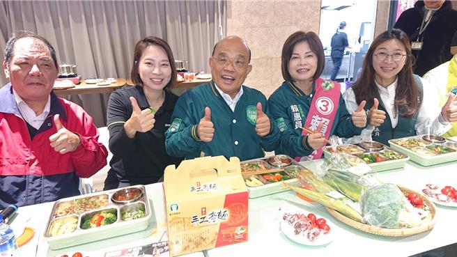前行政院长苏贞昌（左三）23日到盐水区农会欢雅分部绿色照护站用餐，为台南市立委赖惠员（右二）拉抬声势。（程炳璋摄）