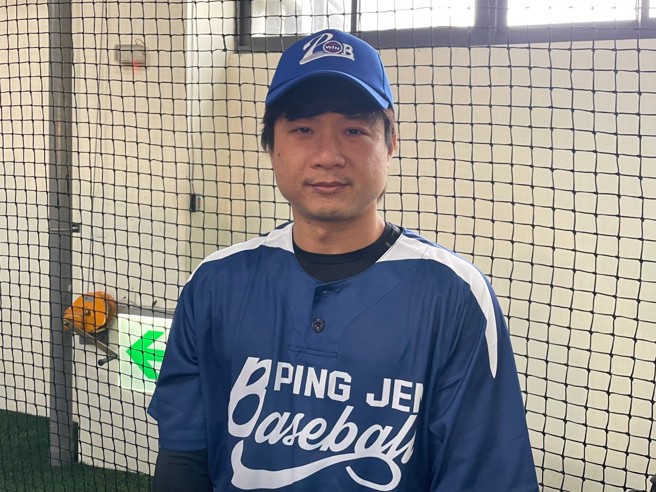 赖鸿诚23日出席平镇高中OB赛。（毛琬婷摄）