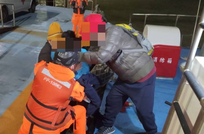 北竿男童頭受傷疑似腦震盪，海巡派遣船艇搏大浪，順利後送助就醫。（翻攝畫面）