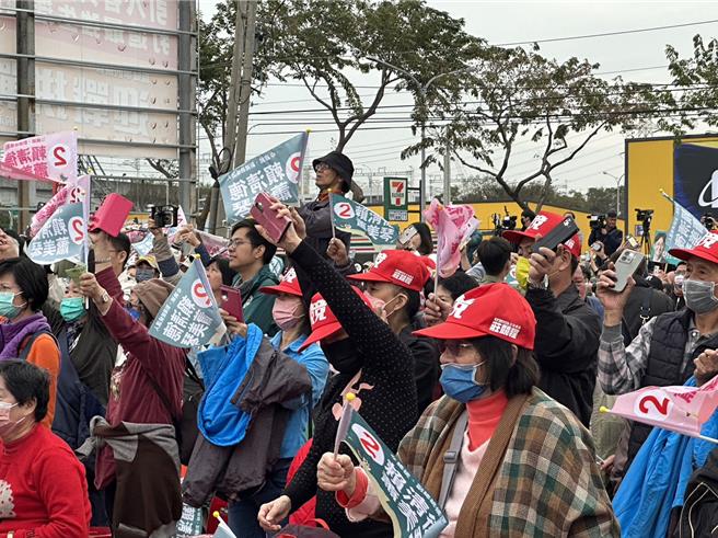 支持者熱情歡迎賴清德抵台中造勢。（黃婉婷攝）