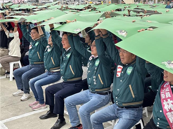 賴清德今天上午前往台中烏日出席第十一場拼字活動，與支持者一同拼出代表「美德WIN台灣」的「WIN」字。（黃婉婷攝）