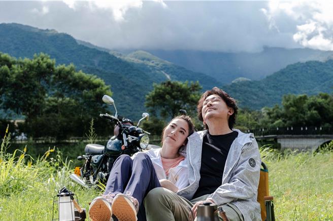 王識賢劇中回憶與女友謝沛恩出遊的畫面。（東森提供）