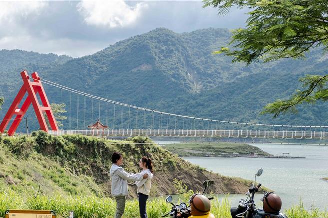 王識賢劇中回憶與女友謝沛恩出遊的畫面。（東森提供）