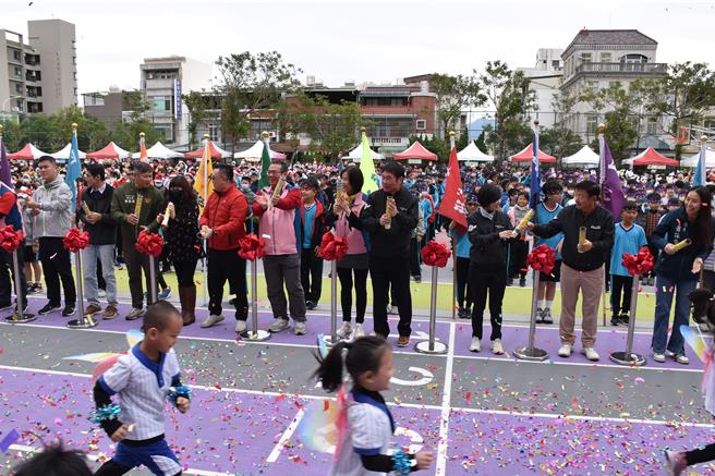頭份市后庄國小23日上午慶祝56周年校慶並啟用新操場跑道。（謝明俊攝）