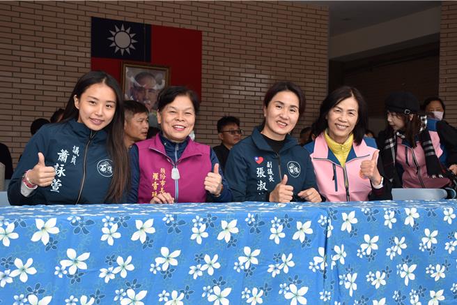 頭份市后庄國小56周年校慶並啟用新操場跑道，苗栗縣議員蕭詠萱（左起）、頭份市長羅雪珠、苗栗縣副議長張淑芬向校長劉敏珍祝賀。（謝明俊攝）