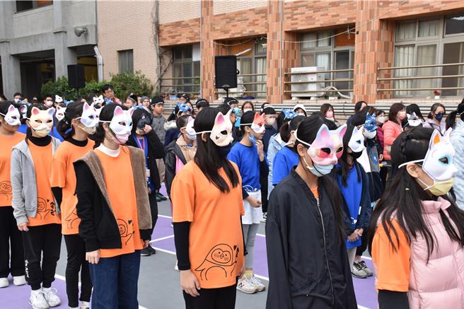 頭份市后庄國小56周年校慶並啟用新操場跑道，學生配戴自繪的貓臉面具歡度校慶。（謝明俊攝）