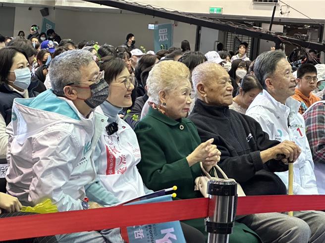 民眾黨總統候選人柯文哲23日下午在老家新竹市立體育場舉行「新竹新未來-Team KP 新竹大造勢」，柯媽媽、柯爸、無黨參選新竹市立委的柯文哲胞妹柯美蘭都到現場支持。（楊亞璇攝）