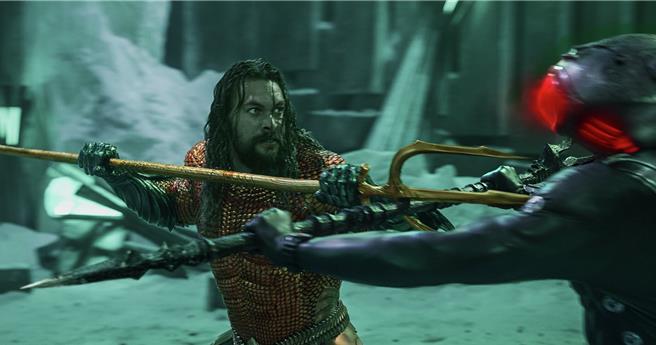 傑森摩莫亞回歸扮演「水行俠」，最新續集大戰反派黑蝠鱝。（華納兄弟提供）