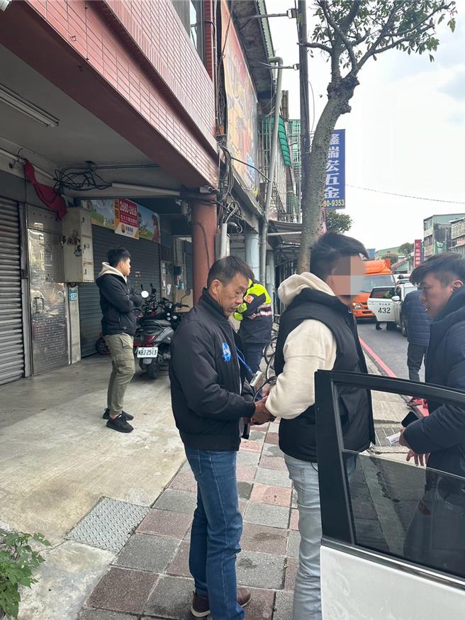 警方逮捕衝撞员警的诈团成员。（警方提供）