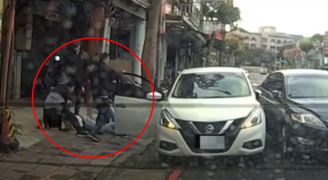 19岁诈团「接头男」遭警设局围捕，倒车撞警企图逃逸被压制。（翻摄自影片）