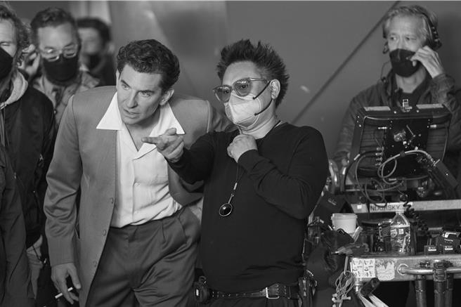 《大師風華：真愛樂章》導演布萊德利庫柏曝光自己在拍片現場的習慣。（Netflix提供）