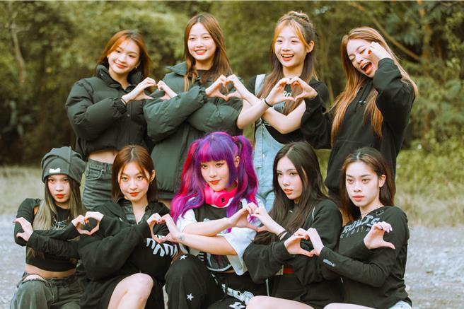 未来少女分黑白两队挑战游戏。（踢帕娱乐提供）