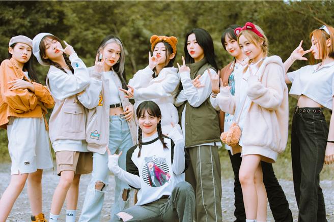 未来少女分黑白两队挑战游戏。（踢帕娱乐提供）