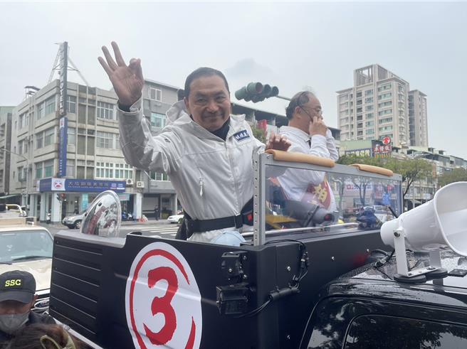 国民党总统候选人侯友宜23日南下高雄辅选，即便下着绵绵细雨，仍风雨无阻陪党籍立委候选人扫街拜票。（洪浩轩摄）