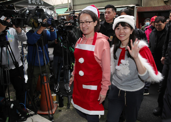 民进党副总统候选人萧美琴（左）22日陪同党籍立委候选人高嘉瑜（右）品饮下午茶，两人并肩同行向路人拜票致意。（季志翔摄） 