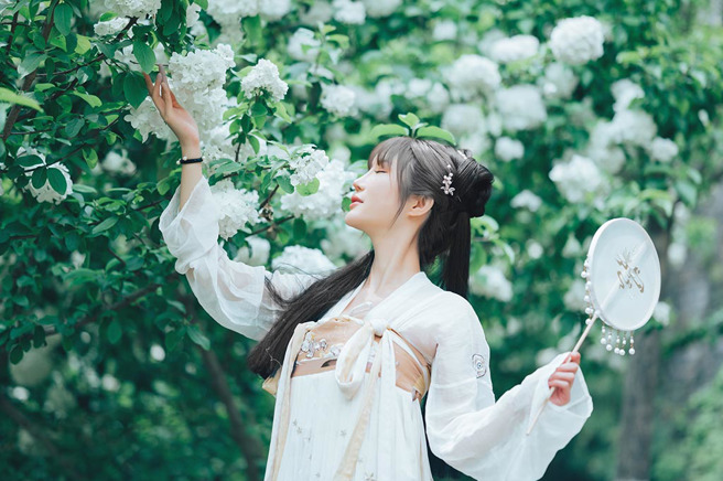 南朝齊皇帝蕭寶卷的寵妃潘玉兒，不僅長相貌美，還能歌善舞，尤其是她的一雙「三寸金蓮」更讓蕭寶卷愛不釋手。（示意圖／達志影像）