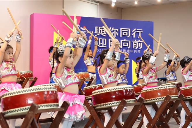 台東市長陳銘風今天公布施政成果，市立托兒所帶來太鼓表演。（台東市公所提供／蔡旻妤台東傳真）