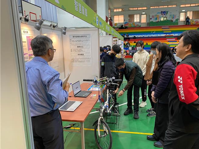 培英国中参赛选手向评审说明智慧单车感测器的运作情形。（陈育贤摄）