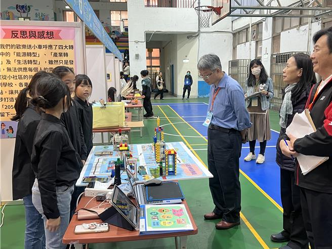 南寮国小参赛选手向评审简报科技女力特别奖内容。（陈育贤摄）