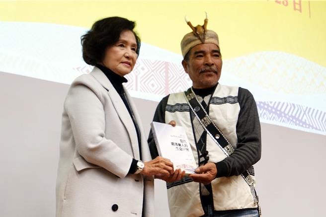 宜兰县史馆今天举行《mai qaRapungus─当代噶玛兰人的生命纪实》新书发表，县长林姿妙（左）赠书给宜兰县噶玛兰族发展协会理事长潘子淦（右）等人。（李忠一摄）