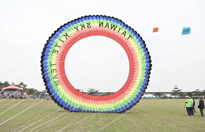 2023屏東風箏節23日在高屏溪河濱公園盛大登場，各式各樣來自全台各地的風箏一起翱翔天際。（屏縣府提供）
