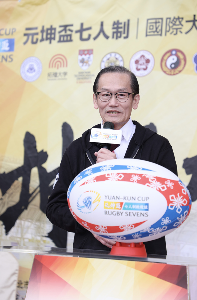 元坤盃七人制國際大專橄欖球邀請賽23日於台北市立田徑場揭幕，義大醫院院長兼創辦人杜元坤表示，歡迎日本與新加坡3支名校來台參賽，希望所有參賽選手都能踢出好成績。(元坤運動文創提供
