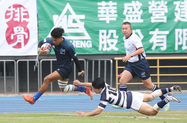 元坤盃大專國際橄欖球邀請賽，台北市立大學雖靠著石家榮(左)率先達陣，可惜最終仍被日本關西大學逆轉而落敗。(元坤運動文創提供)