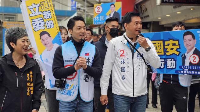 台北市市長蔣萬安與新埔里里長陳芷庭挺林國春市場拜票 (林國春競選團隊提供)