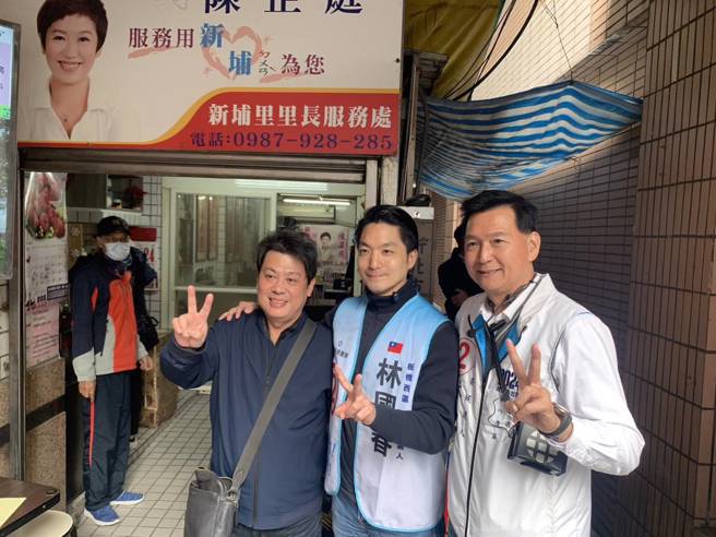 民眾不斷積極要求合照展現出台北市長蔣萬安與議員林國春的高支持度 (林國春競選團隊提供)