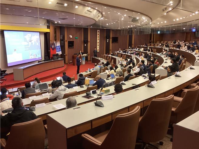 交通部民用航空局22日举办无人机管理业务座谈会，向各地方政府介绍无人机交通管理系统，并分析今年较重大的违规案例。（民航局提供／陈佑诚台北传真）