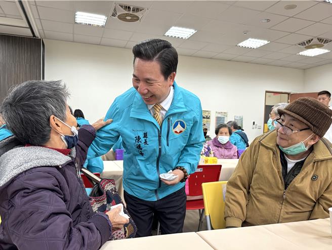 陳福海(中)除關心每位長輩的健康情況外，也一一手搭手的送上暖暖包溫暖長輩的心。（于家麒攝）