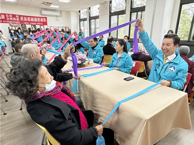 眾人在教練的指導下與長者相互利用彈力帶做運動，期望長輩們回家後也能持續運動，健康「甲百二」。（于家麒攝）