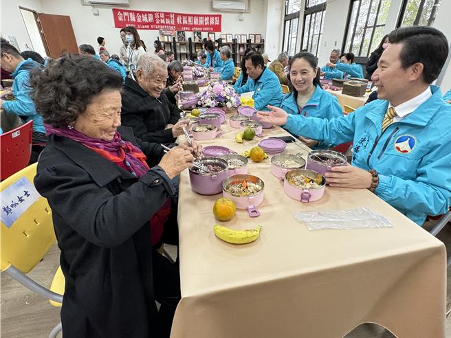 金門縣長陳福海(右一)就職即將滿1周年，今日辦理「暖心•愛•陪伴長者」活動，邀請地區20多位長者溫馨共進午餐。（于家麒攝）
