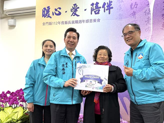 金門縣長陳福海(左二)就職即將滿1周年，今日辦理「暖心•愛•陪伴長者」活動，並致贈每位長者溫馨禮品1份。（于家麒攝）