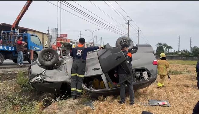斗六市一家安置身心障者的庇護農場6名成員在斗六市雲林路三段發生自撞翻覆車禍，雲林縣消防局人員救援。（民眾提供）