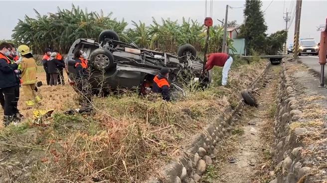 斗六市一家安置身心障者的庇護農場6名成員在斗六市雲林路三段發生自撞翻覆車禍，雲林縣消防局人員救援。（民眾提供）