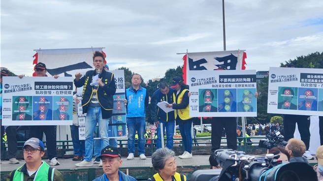 工鬥今天訴求之一為「消防殉職要終止」，呼籲應開放消防員組工會、納入職安法保障。（林良齊攝）