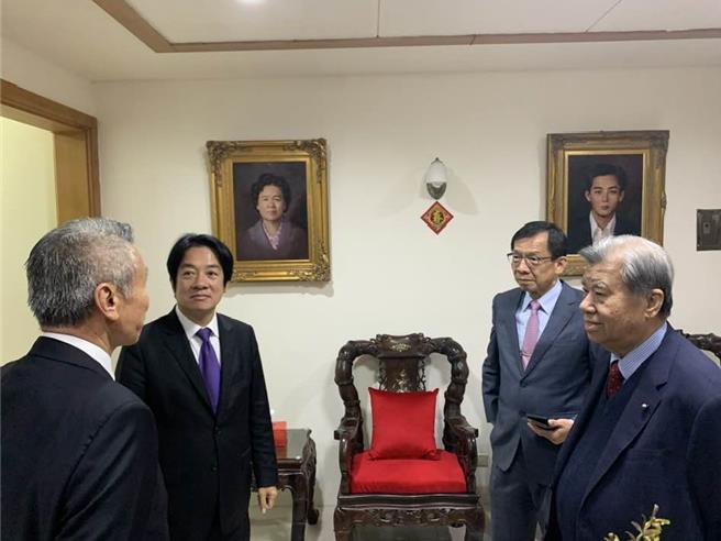 「台湾枪王」廖英熙日前发文曝光3年多前参访赖清德万里老家的内部陈设，当时赖清德（左二）以地主身分接待廖英熙等人。（翻摄廖英熙脸书／孙英哲彰化传真）