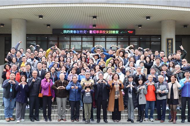 竹北高中第1届校友23日回娘家，超过百人23日齐聚竹北高中校园，回忆青春。（邱立雅摄）