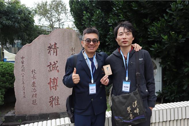竹北高中首届校友邱武正（左）、吴国华前一天才从大陆返台，就为参加此次聚会，两人穿上制服、背起纪念书包，共赴青春回忆。（邱立雅摄）
