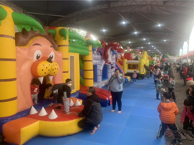 桃園三選區國民黨立委魯明哲周末舉行耶誕兒童歡樂城活動。（魯明哲競辦提供／蔡明亘桃園傳真）