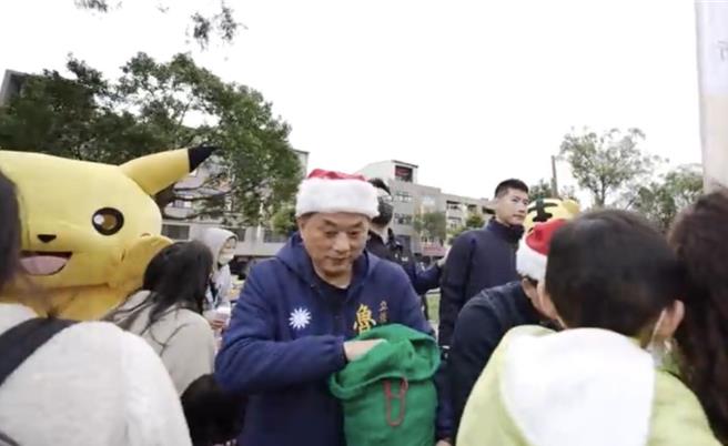 桃園三選區國民黨立委魯明哲化身聖誕老公公。（魯明哲競辦提供／蔡明亘桃園傳真）