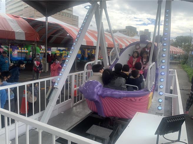 桃園三選區國民黨立委魯明哲周末舉行耶誕兒童歡樂城活動。（魯明哲競辦提供／蔡明亘桃園傳真）