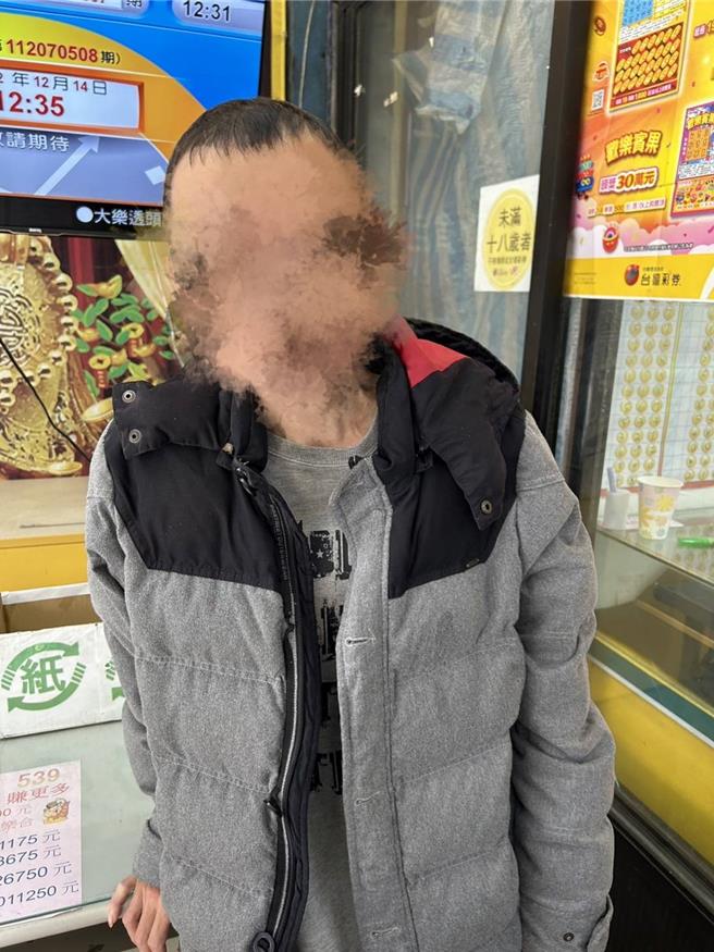 桃园警察分局埔子派出所接获辖区某彩券行报案，店内财物失窃，经调阅监视器发现是一名常来买彩券的熟客所为。（翻摄照片）